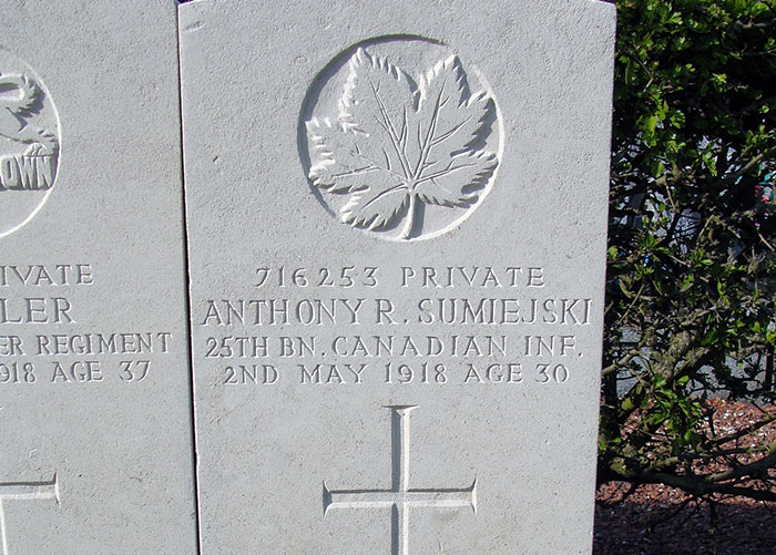 Photographie en couleur d’une fosse tombale d’un soldat canadien.
