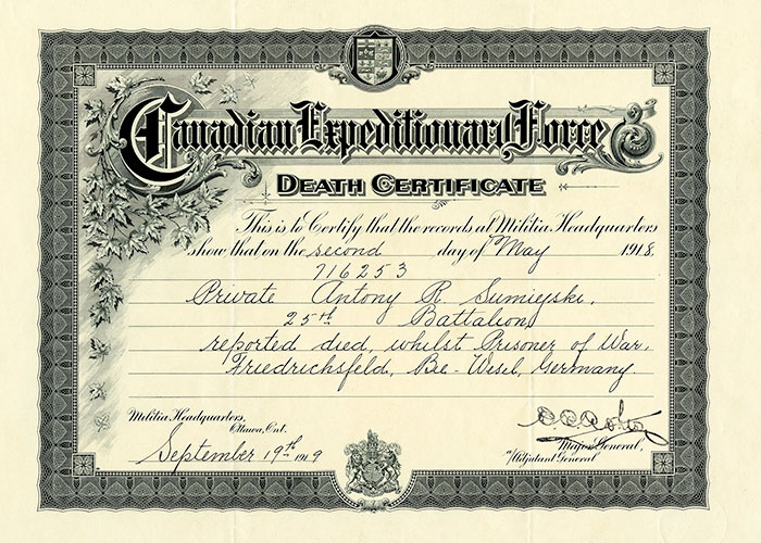 Certificat de décès à bordure finement travaillée avec des marques officielles du gouvernement canadien. Les renseignements se rapportant au soldat décédé sont écrits à la main.