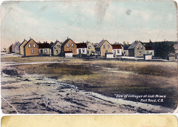 Carte postale composite en couleur montrant le devant et l’arrière. La carte postale présente les maisons fournies par la compagnie à Port Hood au Cap-Breton.
